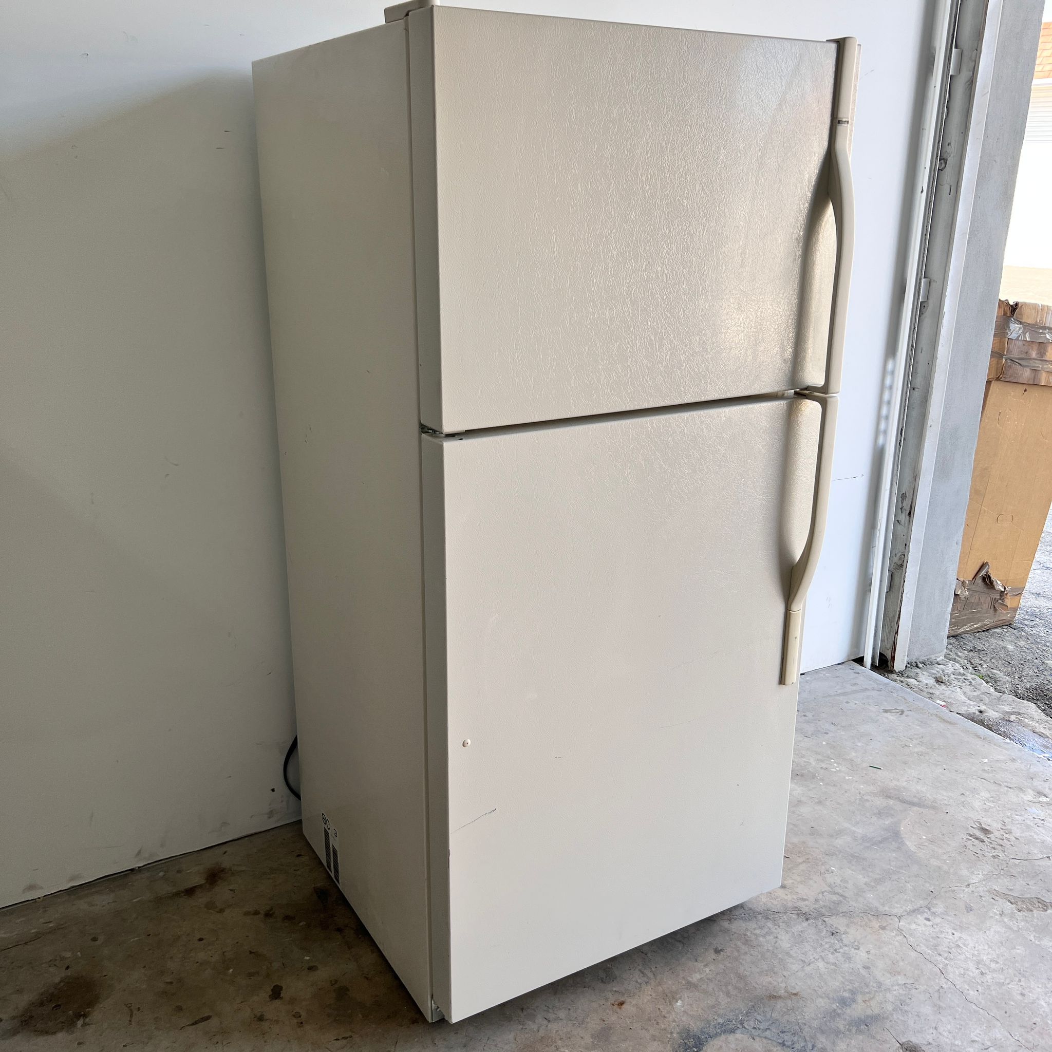 Kenmore Top and Bottom Refrigerator with Ice maker Kenmore Top and Bottom Refrigerator with Ice maker
